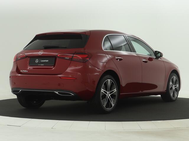 Mercedes-Benz A-KLASSE 250 e Luxury Line | Trekhaak | Draadloos oplaadsysteem voor mobiele eindapparaten | Dodehoekassistent | Extra USB-poorten | Parkeerpakket met achteruitrijcamera | Sfeerverlichting |