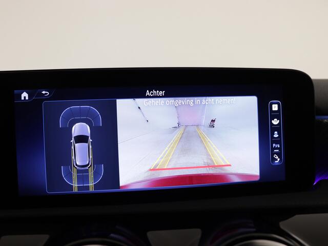 Mercedes-Benz A-KLASSE 250 e Luxury Line | Trekhaak | Draadloos oplaadsysteem voor mobiele eindapparaten | Dodehoekassistent | Extra USB-poorten | Parkeerpakket met achteruitrijcamera | Sfeerverlichting |