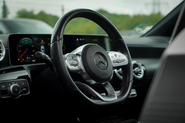 Mercedes-Benz A-KLASSE 200 Business Solution AMG / Pano / Stoelverwarming