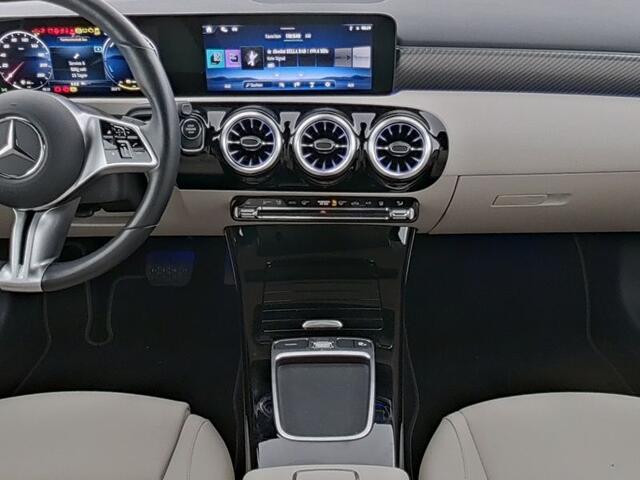 Mercedes-Benz A-KLASSE 250 e Night Plug-In Hybride Progressive Line Advanced Plus | Night Pakket | Trekhaak | Dodehoek Assist | 360°-Camera | Panorama Schuif-Kanteldak. Inclusief 24 maanden MB Certified garantie voor Europa.