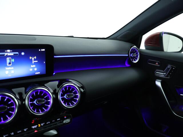 Mercedes-Benz A-KLASSE 180 AMG Line Plus LIMITED | Antidiefstalpakket URBAN GUARD PLUS | Dodehoekassistent | Parkeerpakket met 360°-camera | Extra USB-poorten | KEYLESS GO | Sfeerverlichting | Head-up display | Verwarmde stoelen vooraan |