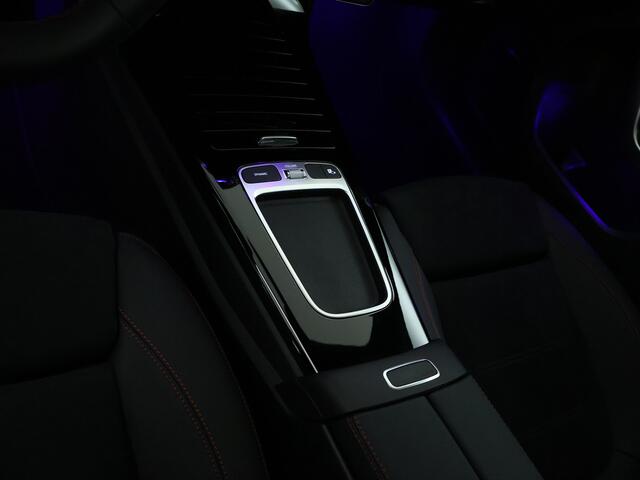 Mercedes-Benz A-KLASSE 180 AMG Line Plus LIMITED | Antidiefstalpakket URBAN GUARD PLUS | Dodehoekassistent | Parkeerpakket met 360°-camera | Extra USB-poorten | KEYLESS GO | Sfeerverlichting | Head-up display | Verwarmde stoelen vooraan |