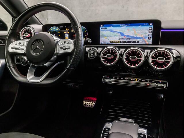 Mercedes-Benz A-KLASSE 180 AMG Sport Automaat (SCHUIFDAK, APPLE CARPLAY, SFEERVERLICHTING, BURMESTER, KEYLESS, LEDER/ALCANTARA, CAMERA, SPORTSTOELEN, STOELVERWARMING, WIDESCREEN, GETINT GLAS, NIEUWSTAAT)