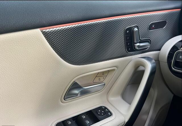 Mercedes-Benz A-KLASSE 180 Business Solution Luxury 17"/Panoramadak/Elektrische stoelen + memory/Keyless/Trekhaak/Stoelverwarming/Multibeam/Sfeerverlichting/Camera