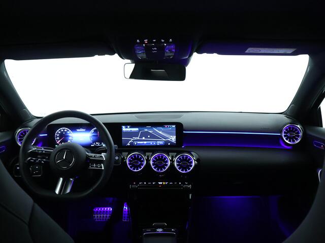 Mercedes-Benz A-KLASSE 250 e AMG Line | Achteruitrijcamera | Distronic | Apple Carplay | Verwarmd Stuurwiel | Sfeerverlichting | Inclusief 24 maanden MB Certified garantie voor Europa.