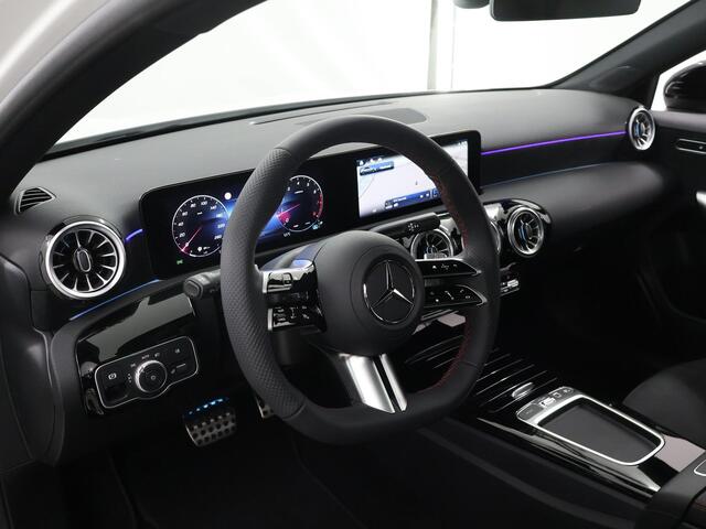 Mercedes-Benz A-KLASSE 180 Limousine Star Edition AMG Line | Panoramadak| Nightpakket | Apple Car Play |18-Inch | Stoelverwarming | Keyless Go | Multibeam LED |