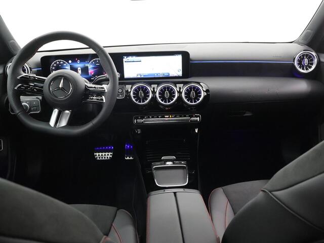 Mercedes-Benz A-KLASSE 180 Limousine Star Edition AMG Line | Panoramadak| Nightpakket | Apple Car Play |18-Inch | Stoelverwarming | Keyless Go | Multibeam LED |