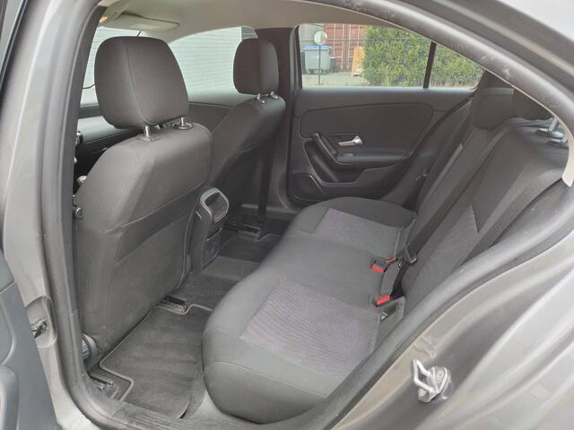 Mercedes-Benz A-KLASSE 180 Sedan Navi Ecc Camera Cruise Control Pdc Keyless Stoelverwarming Regen-Lichtsensor Led Lmv Bluetooth