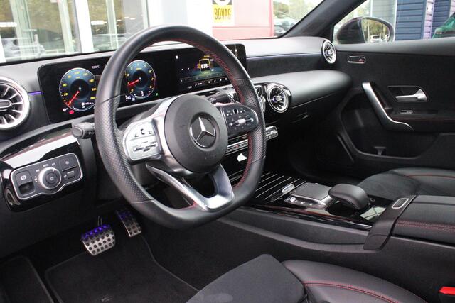 Mercedes-Benz A-KLASSE 180 136PK AUTOMAAT AMG LINE | STERRENHEMEL! | PANORAMISCH SCHUIF/KANTEL DAK | SFEER VERLICHTING | NAVIGATIE | ACHTERUITRIJ CAMERA | PARKEERSENSOREN VOOR EN ACHTER | HIGH PERFORMANCE LED KOPLAMPEN | STOEL VERWARMING | KEYLESS - GO | SPIEGEL PAKKET | NIGHT 