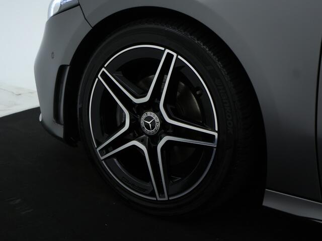 Mercedes-Benz A-KLASSE 160 Business Solution AMG Panoramadak | 5 spaaks lichtmetalen velgen | Navigatie | Parking support met camera achter | elect bed. voorstoelen met memory | Inclusief 48 maanden Mercedes-Benz Certified garantie voor Europa.