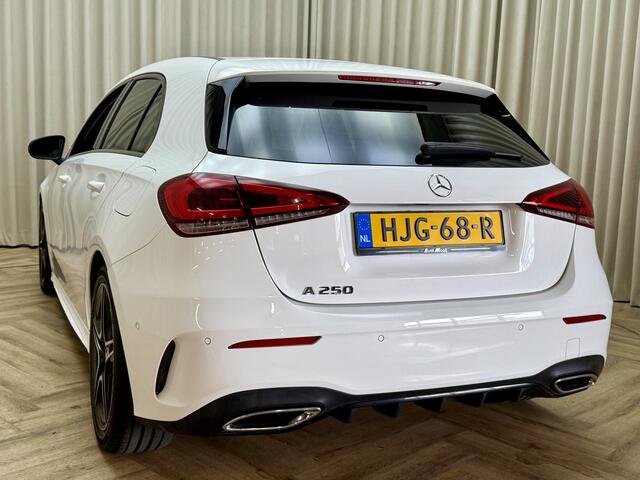 Mercedes-Benz A-KLASSE 250 *AMG* Leder/Alcantara / 225PK / Camera / Full LED / Cruise / Navigatie / 18'' LMV