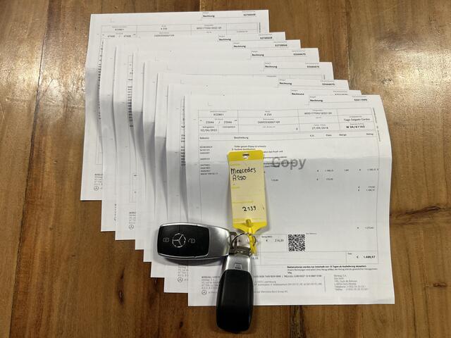 Mercedes-Benz A-KLASSE 250 *AMG* Leder/Alcantara / 225PK / Camera / Full LED / Cruise / Navigatie / 18'' LMV