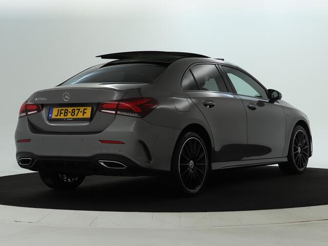 Mercedes-Benz A-KLASSE 250 e Sedan AMG Plug-In Hybride AMG Line | Night Pakket | Panorama Schuif-Kanteldak | 19 Inch AMG Velgen | Sfeerverlichting. Inclusief 24 maanden MB Certified garantie voor Europa.