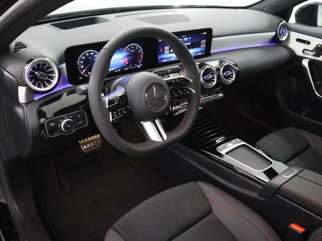 Mercedes-Benz A-KLASSE 180 Business Solution AMG | Premium Plus | Panoramaschuifdak | Nightpakket | 19"Multispaak AMG velgen | Stoelverwarming | 360° camera | Head-up display |