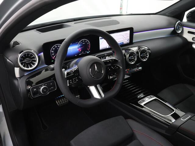Mercedes-Benz A-KLASSE 180 Business Solution AMG | Night | Panoramaschuifdak | Head-Up | MULTIBEAM LED | Dodehoekassistent | 19 inch AMG-velgen |