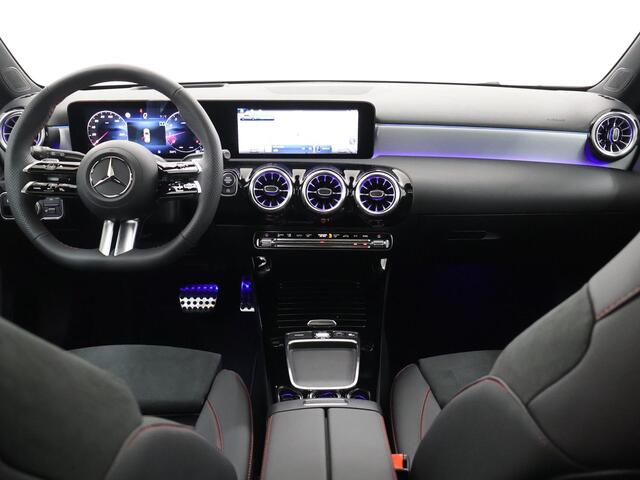 Mercedes-Benz A-KLASSE 180 Business Solution AMG | Night | Panoramaschuifdak | Head-Up | MULTIBEAM LED | Dodehoekassistent | 19 inch AMG-velgen |