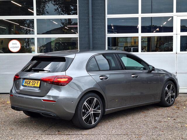 Mercedes-Benz A-KLASSE 180 Star Edition Luxury | Night Pakket | Achteruitrijcamera | Sfeerverlichting | Dodehoekassistent | Stoelverwarming | Parkeersensoren | Keyless-GO | Elektrisch Inklapbare Buitenspiegels
