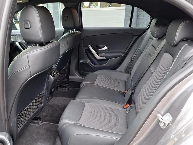 Mercedes-Benz A-KLASSE 180 Star Edition Luxury | Night Pakket | Achteruitrijcamera | Sfeerverlichting | Dodehoekassistent | Stoelverwarming | Parkeersensoren | Keyless-GO | Elektrisch Inklapbare Buitenspiegels