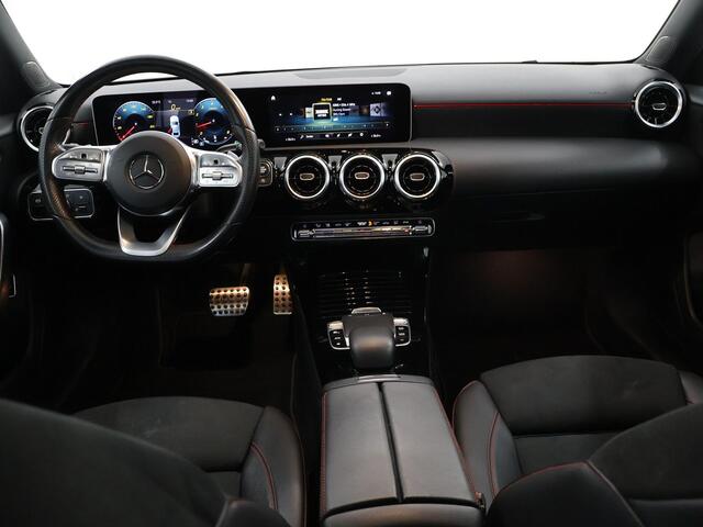 Mercedes-Benz A-KLASSE 180 Business Solution AMG | Night | Panoramadak | Stoelverwarming | Widescreen | Sfeerverlichting |