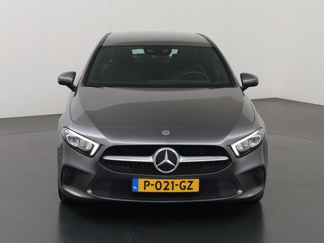 Mercedes-Benz A-KLASSE 180 Business Solution Luxury | Widescreen | Trekhaak | Stoelverwarming | Parkeersensoren |
