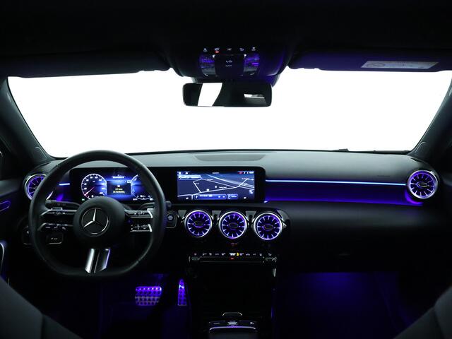 Mercedes-Benz A-KLASSE 250 e AMG Plug-In Hybride | AMG Line Advanced Plus | Night Pakket | Trekhaak | Sfeerverlichting | Stuur en Stoelverwarming | Inclusief 24 maanden MB Certified garantie voor Europa.