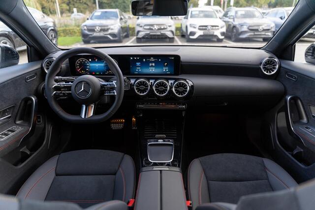 Mercedes-Benz A-KLASSE 250e Business Solution AMG | Panoramaschuifdak | Night pakket | Achteruitrijcamera | Stoelverwarming | MULTIBEAM LED |