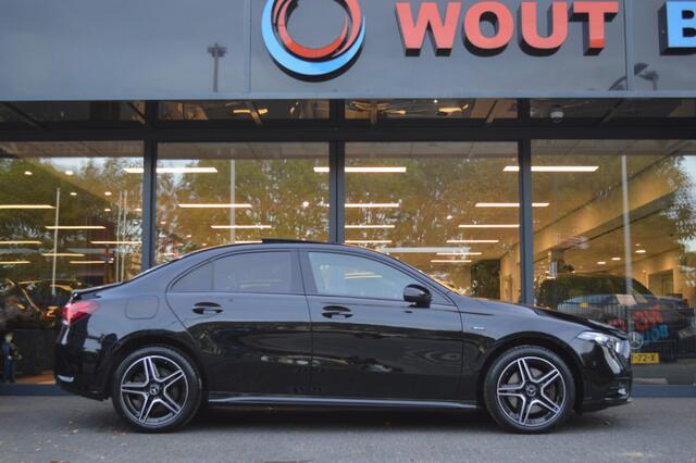 Mercedes-Benz A-KLASSE 250 e AMG Led Panorama Memory Distronic Head-Up Camera Night Pdc