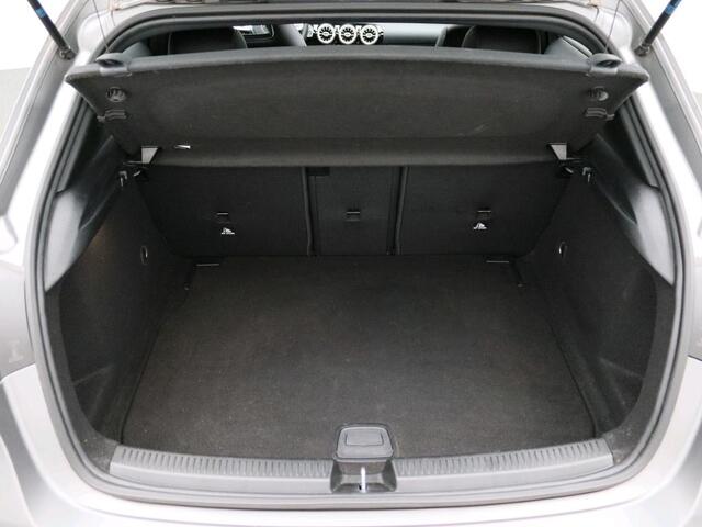 Mercedes-Benz A-KLASSE 160 AMG-line Handgeschakeld | Night Pakket | Panoramaschuifdak | Sfeerverlichting | Stoelverwarming | Parkeer pakket | Inclusief 24 maanden MB Certified garantie voor Europa.