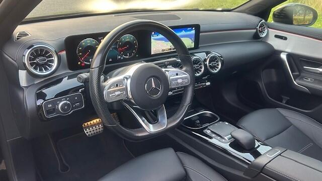 Mercedes-Benz A-KLASSE 200 AMG-LINE NAVIGATIE WIDESCREEN, APPLE CARPLAY, DAB RADIO, LEER, STOELVERWARMING, AMBIËNTEVERLICHTING, ELEC. PANORAMADAK, DISTRONIC, DODEHOEK+SPOORASSIST, PARKEERHULP V/A, ACHTERUITRIJCAMERA, LED LICHT, 19"AMG-VELGEN, ENZ. ENZ. FULL OPTIONS!!