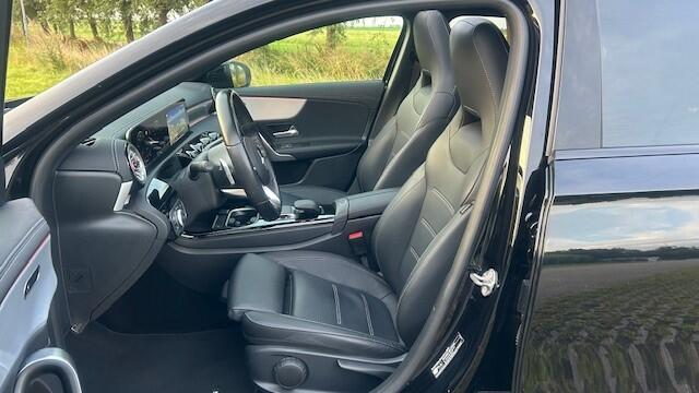 Mercedes-Benz A-KLASSE 200 AMG-LINE NAVIGATIE WIDESCREEN, APPLE CARPLAY, DAB RADIO, LEER, STOELVERWARMING, AMBIËNTEVERLICHTING, ELEC. PANORAMADAK, DISTRONIC, DODEHOEK+SPOORASSIST, PARKEERHULP V/A, ACHTERUITRIJCAMERA, LED LICHT, 19"AMG-VELGEN, ENZ. ENZ. FULL OPTIONS!!