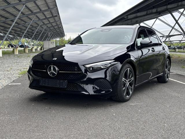 Mercedes-Benz A-KLASSE 180 Star Edition Luxury Line | Night | Distronic | Dodehoek assistent | Apple Carplay | Sfeerverlichting |