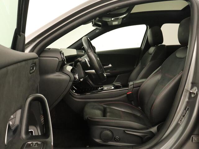 Mercedes-Benz A-KLASSE 180d AMG Night | Panoramadak | Trekhaak | Stoelverwarming | Camera | Widescreen | Navigatie | Full LED | Leder/Alcantara