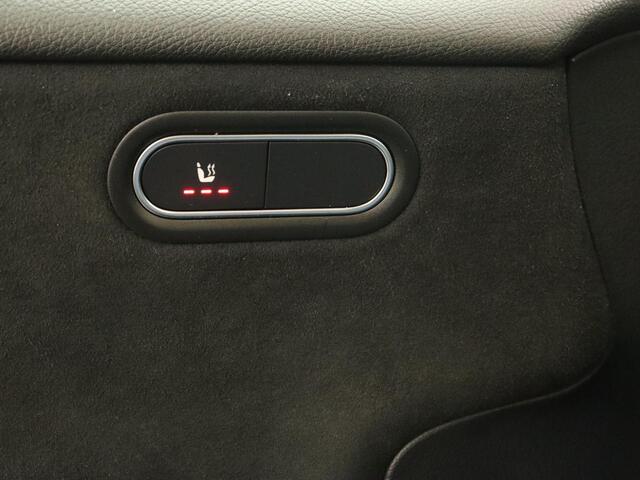 Mercedes-Benz A-KLASSE 180d AMG Night | Panoramadak | Trekhaak | Stoelverwarming | Camera | Widescreen | Navigatie | Full LED | Leder/Alcantara