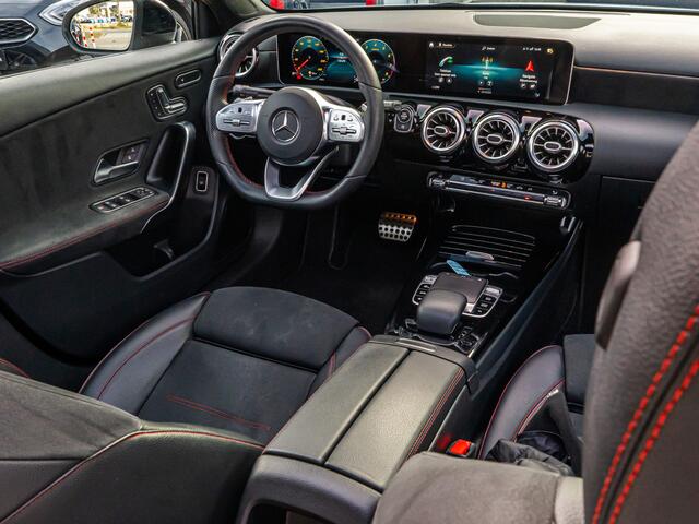 Mercedes-Benz A-KLASSE 180 Premium Plus AMG PANO MEMORY STOEL CAMERA 19 INCH WIDESCREEN NIGHT PAKKET BOMVOL!!