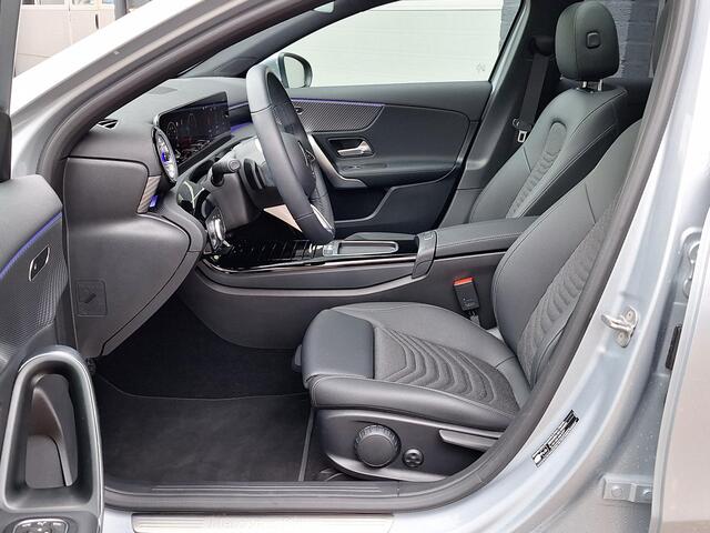 Mercedes-Benz A-KLASSE 180 Star Edition Luxury | Panoramadak | Trekhaak | Achteruitrijcamera | Dodehoekassistent | Donkergetint Glas Achter | Sfeerverlichting | Stoelverwarming | Keyless-GO | Parkeersensoren | Elektrisch Inklapbare Buitenspiegels
