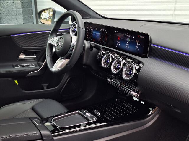 Mercedes-Benz A-KLASSE 180 Star Edition Luxury | Panoramadak | Trekhaak | Achteruitrijcamera | Dodehoekassistent | Donkergetint Glas Achter | Sfeerverlichting | Stoelverwarming | Keyless-GO | Parkeersensoren | Elektrisch Inklapbare Buitenspiegels