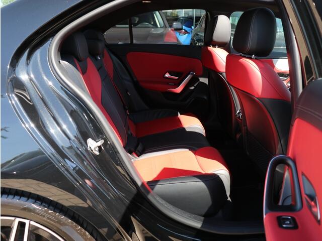 Mercedes-Benz A-KLASSE 180 AMG Line I Panoramadak I Leder I Widescreen