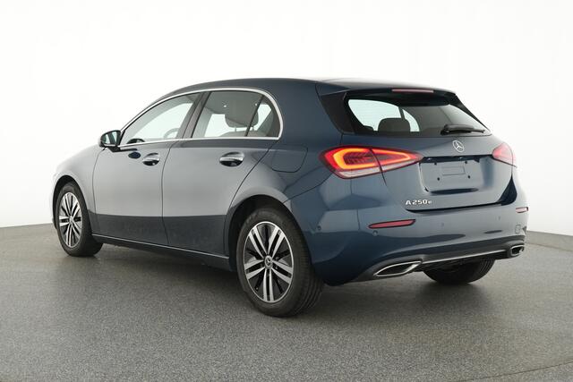Mercedes-Benz A-KLASSE 250 e Plug-In Hybride Panorama Schuif-Kanteldak | Sfeerverlichting | Achteruitrijcamera | Ledkoplampen | Inclusief 24 maanden Mercedes-Benz Certified garantie voor Europa.
