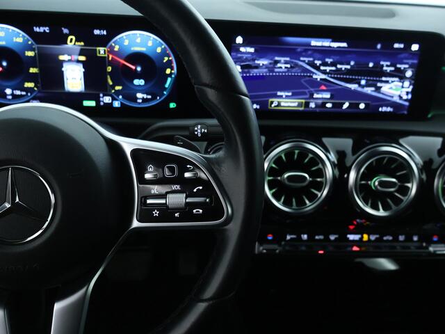 Mercedes-Benz A-KLASSE 250 e Progressive | Parkeerpakket met Camera | Sfeerverlichting | LED | Car Play | Cruise Controle | Inclusief 24 maanden Mercedes-Benz Certified garantie voor Europa.
