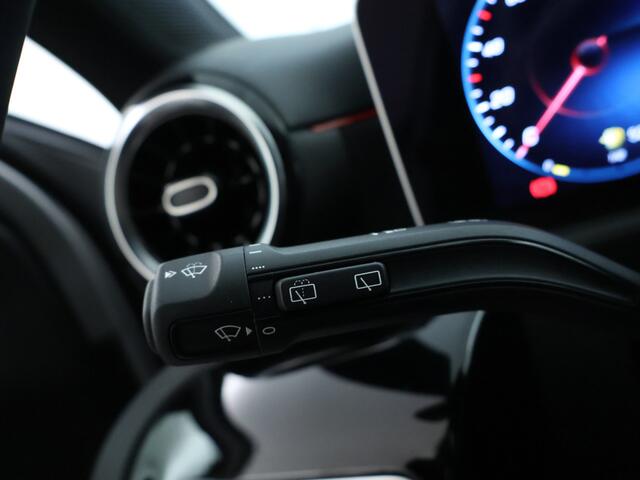 Mercedes-Benz A-KLASSE 160 Business Solution AMG | Parkeerpakket met Camera | Cruise Controle | LED Verlichting | Navigatie | Inclusief 24 maanden Mercedes-Benz Certified garantie voor Europa.