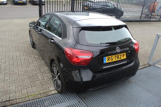 Mercedes-Benz A-KLASSE 180 AUTOMAAT Navigatie/Stoelverwarming/Keyless/Licht metalen velgen/18 Inch/Parkeersensoren voor achter