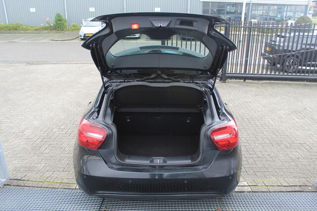Mercedes-Benz A-KLASSE 180 AUTOMAAT Navigatie/Stoelverwarming/Keyless/Licht metalen velgen/18 Inch/Parkeersensoren voor achter