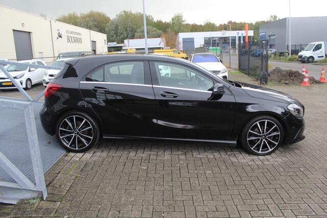 Mercedes-Benz A-KLASSE 180 AUTOMAAT Navigatie/Stoelverwarming/Keyless/Licht metalen velgen/18 Inch/Parkeersensoren voor achter
