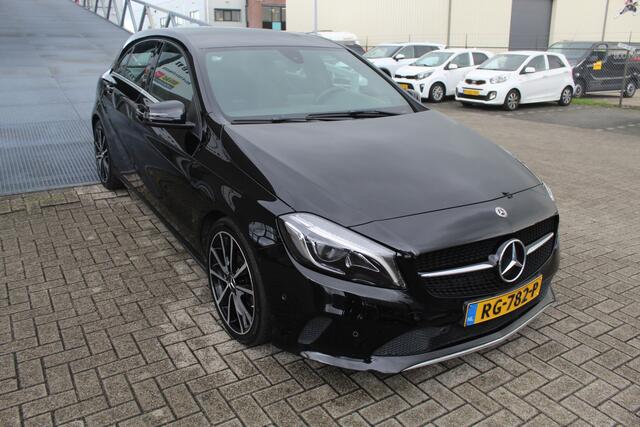 Mercedes-Benz A-KLASSE 180 AUTOMAAT Navigatie/Stoelverwarming/Keyless/Licht metalen velgen/18 Inch/Parkeersensoren voor achter