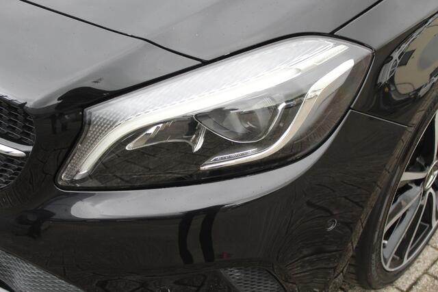 Mercedes-Benz A-KLASSE 180 AUTOMAAT Navigatie/Stoelverwarming/Keyless/Licht metalen velgen/18 Inch/Parkeersensoren voor achter