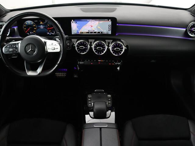 Mercedes-Benz A-KLASSE 180 AMG | Panoramadak | Matrix LED | Sfeerverlichting | Keyless | Camera | Carplay | Leder/Alcantara | Memory | Keyless | Widescreen |