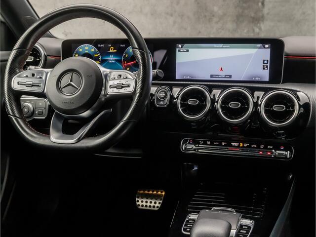 Mercedes-Benz A-KLASSE 200 AMG Sport 164Pk Automaat (APPLE CARPLAY, GROOT NAVI, LEDER/ALCANTARA, STOELVERWARMING, SPORTSTOELEN, WIDESCREEN, CAMERA, GETINT GLAS, NIEUWE APK, NIEUWSTAAT)