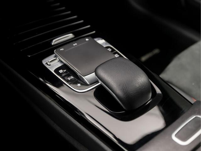 Mercedes-Benz A-KLASSE 200 AMG Sport 164Pk Automaat (APPLE CARPLAY, GROOT NAVI, LEDER/ALCANTARA, STOELVERWARMING, SPORTSTOELEN, WIDESCREEN, CAMERA, GETINT GLAS, NIEUWE APK, NIEUWSTAAT)