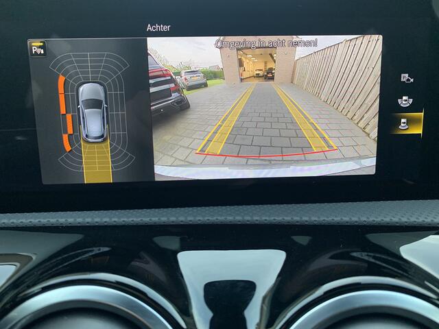 Mercedes-Benz A-KLASSE 180 AMG Aut Panoramadak Nightpakket Widescreen AmbientLight SportLeder Led Camera 18" Pdc