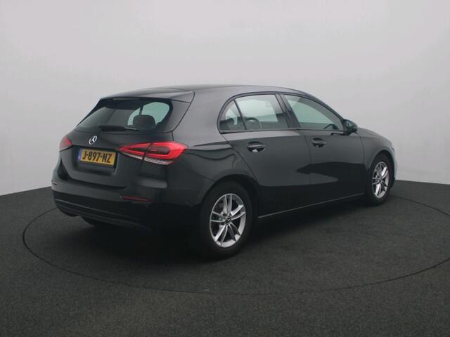 Mercedes-Benz A-KLASSE 180 Business Solution Ledkoplampen | Stoelverwarming | Achteruitrijcamera | Elektrisch inklapbare buitenspiegels | Apple CarPlay. Inclusief 24 maanden MB Certified garantie voor Europa.
